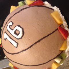 ボールに見立てた半球ケーキで立体的